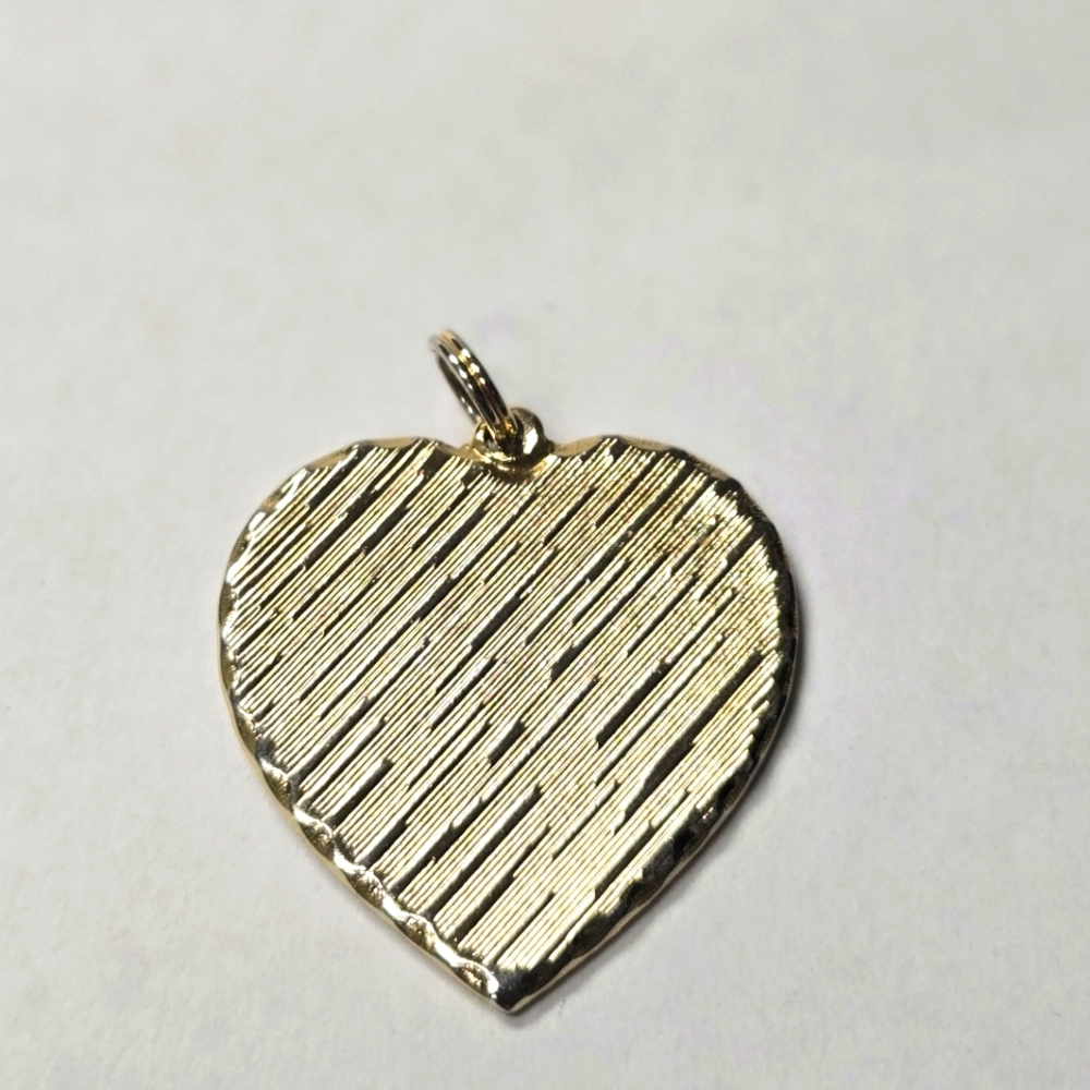 Heart-shaped gold pendant